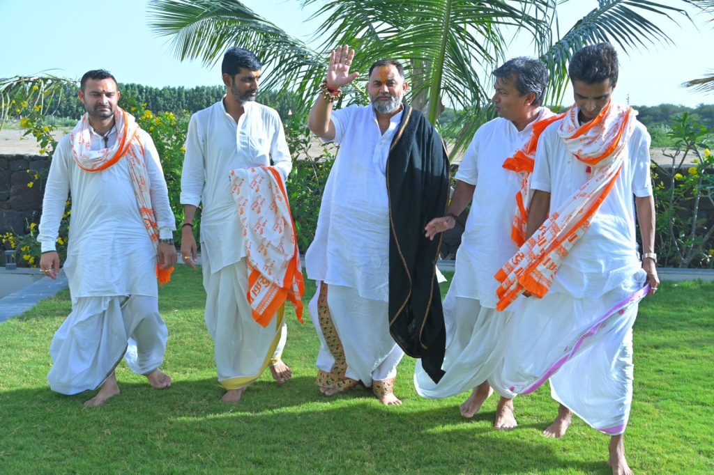 Manojbhai Shukal with other pandits